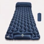 Opblaasbaar kampeermatje met ingebouwde pomp, neksteun en in de kleuren donkerblauw, olijfgroen, groen, oranje en blauw