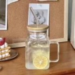 Glazen beker met rietje voor koude dranken met handvat en decoratief ontwerp - Afbeelding 2