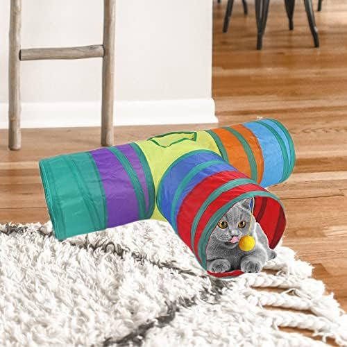 Kleurrijke drieweg-kattentunnel op een vloerkleed in een woonkamer met een kat erin