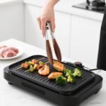 Roestvrijstalen grilltang in gebruik