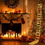 Kerstladderlampje met klimmende kerstman naast een open haard