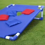 Blauw zakjesgooibord met zitzakjes op een gazon