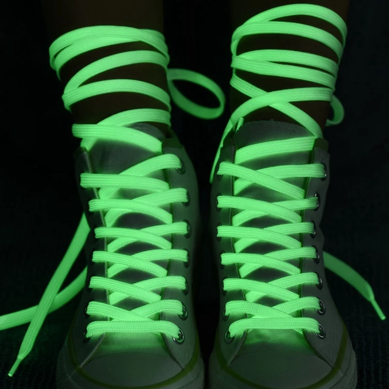 Glow-in-the-dark veters die groen oplichten in hoge sneakers in het donker
