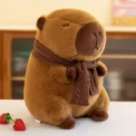 Capibara knuffel met gebreide sjaal op een tafel in een woonkamer met aardbeien