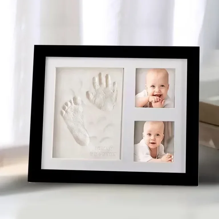 Lijst voor baby hand- en voetafdruk (versie met zwarte lijst) op een tafel bij een raam