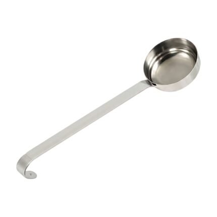 Roestvrijstalen soeplepel met diepe kom en lange steel voor het opscheppen van soep aan tafel