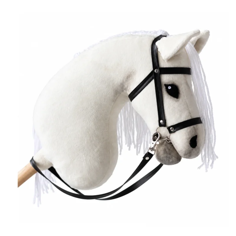 Wit stokpaard met grijze snoet, witte manen en zwart hoofdstel met teugels
